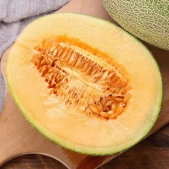 一只長在吐魯番的哈密瓜，西州蜜25號又叫“酥蜜25號”濃郁香甜，甜度驚人！?。? width=